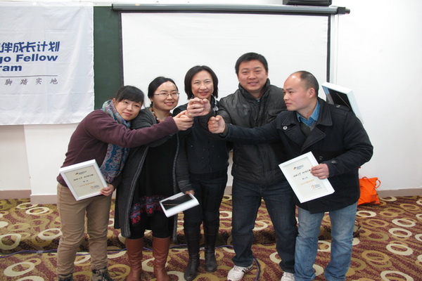 2013年1月13日上午，北京黄河缘公益基金会程玉副理事长为2012年银杏伙伴颁发证书